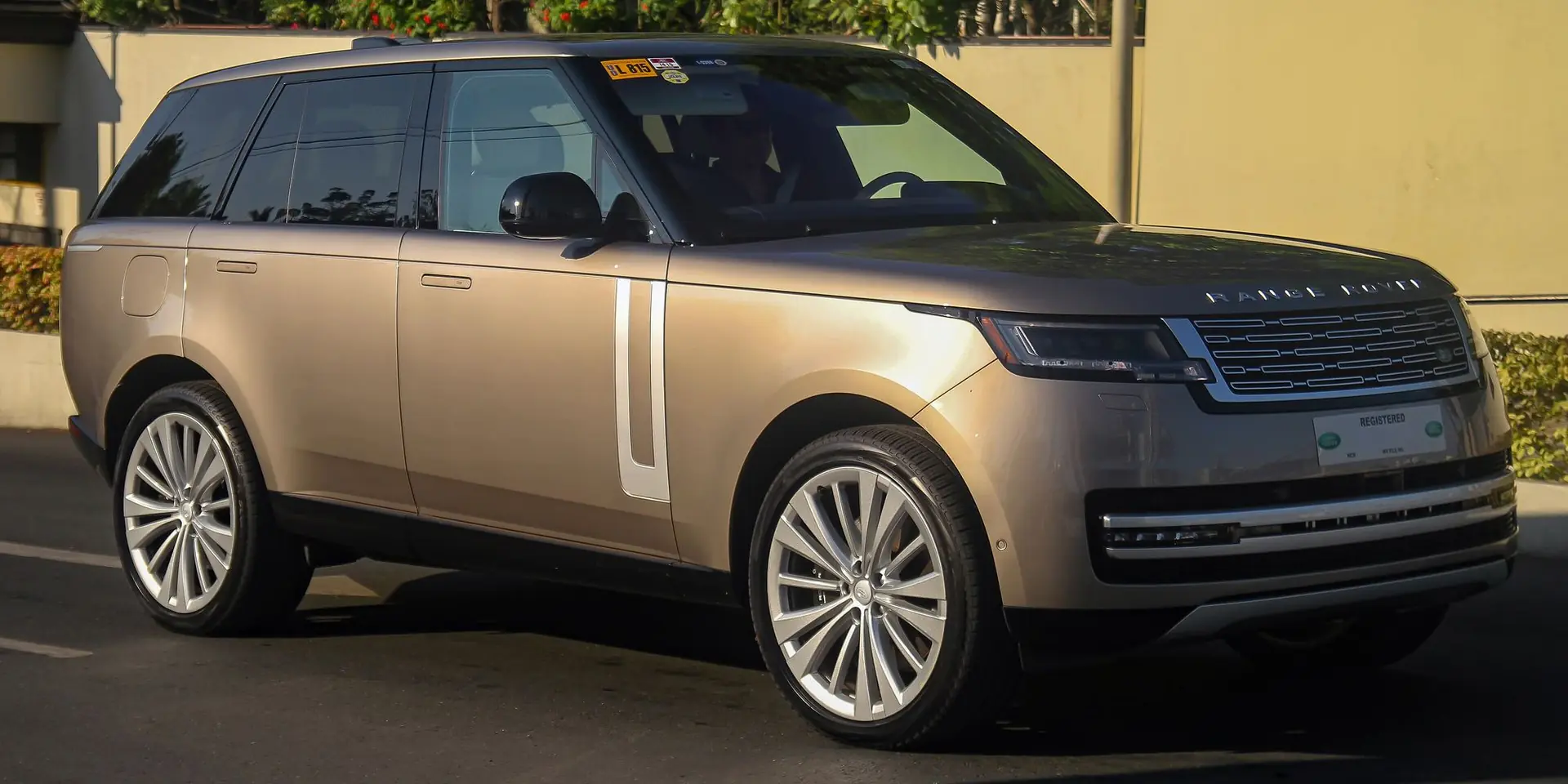 Range Rover in Sunset Gold